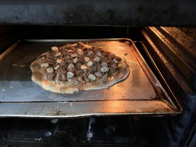 Krustyta mėsos pica su mocarelos plutele ir marinuotais agurkais Žingsnis 8