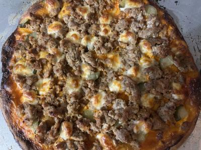 Krustyta mėsos pica su mocarelos plutele ir marinuotais agurkais pagrindine nuotrauka