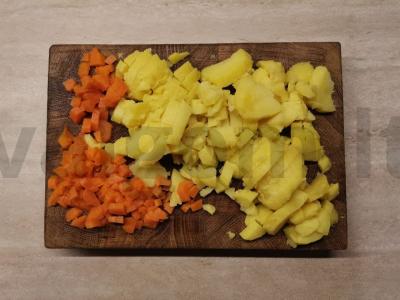 Išskirtinė salotos su marinuotais grybais Žingsnis 3