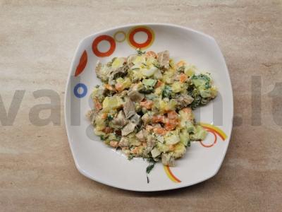 Išskirtinė salotos su marinuotais grybais pagrindine nuotrauka