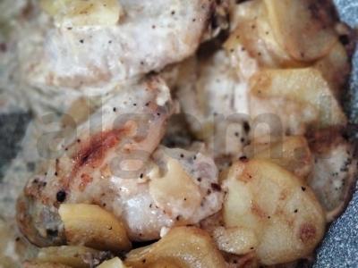 Rudai vištiena su bulvėmis pagrindine nuotrauka