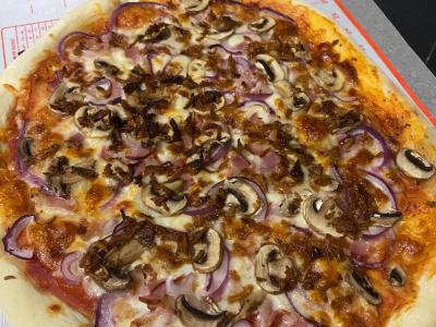 Namų pica su slapta sudedamąja dalimi pagrindine nuotrauka