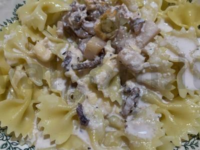 Jūros gėrybės grietinėlės padaže pagrindine nuotrauka