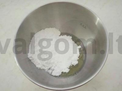 Meringos ritinys su uogomis ir grietinėlės kremu Žingsnis 1