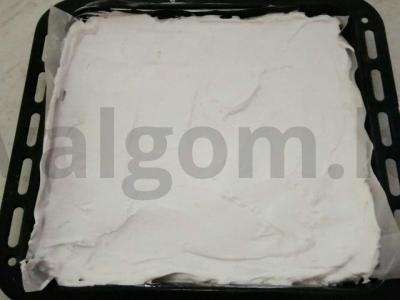 Meringos ritinys su uogomis ir grietinėlės kremu Žingsnis 3