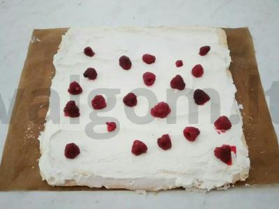 Meringos ritinys su uogomis ir grietinėlės kremu Žingsnis 5