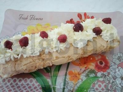 Meringos ritinys su uogomis ir grietinėlės kremu pagrindine nuotrauka