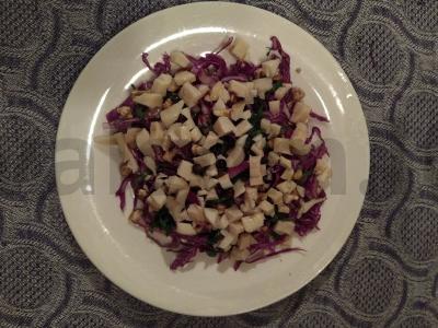 Salotas su kalmarais ir raudonaisiais kopūstais pagrindine nuotrauka