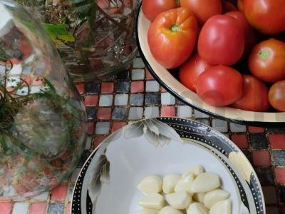 Sūdyti pomidorai žiemai su estragonu Žingsnis 4