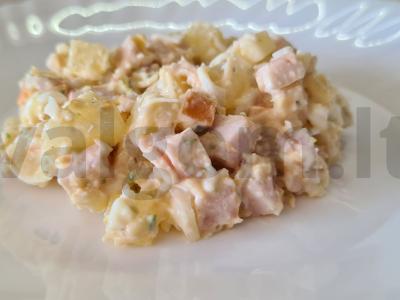 Salotos su ananasais ir pistacijomis pagrindine nuotrauka