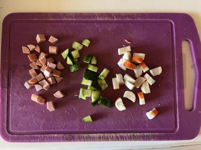 Sotūs salotas su vištienos dešrelėmis ir grybų padažu Žingsnis 1