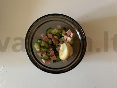 Sotūs salotas su vištienos dešrelėmis ir grybų padažu Žingsnis 2