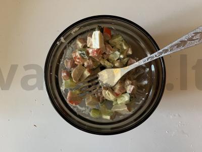 Sotūs salotas su vištienos dešrelėmis ir grybų padažu Žingsnis 3