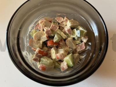 Sotūs salotas su vištienos dešrelėmis ir grybų padažu pagrindine nuotrauka