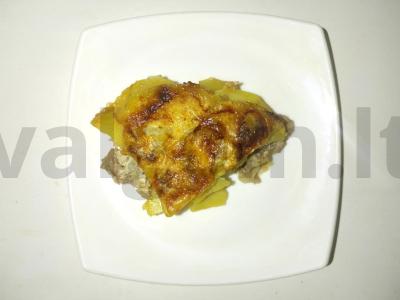 Mėsa prancūziškai su grietinėlėmis ir čederio sūriu pagrindine nuotrauka