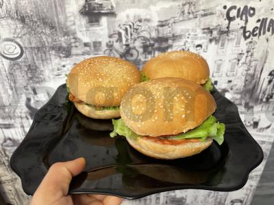 Namų gamybos burgeriai su vištienos filė pagrindine nuotrauka