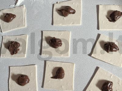 Šokoladiniai sluoksniukai-konvertukai Žingsnis 1