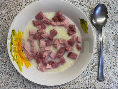 Pieninė makaronai su dešra pagrindine nuotrauka