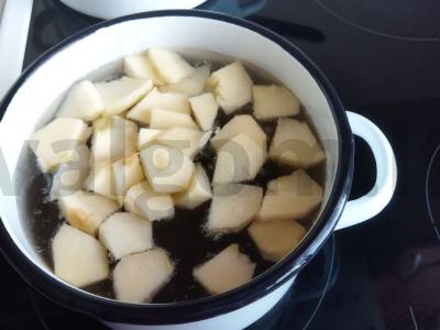 Šviežių obuolių ir šaldytų uogų kompotas mažyliams Žingsnis 2