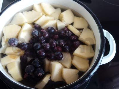 Šviežių obuolių ir šaldytų uogų kompotas mažyliams Žingsnis 3