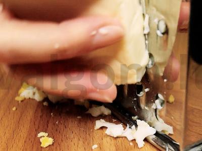 Brusketa su kiaušiniu ir sūriu Žingsnis 1