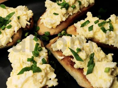 Brusketa su kiaušiniu ir sūriu pagrindine nuotrauka