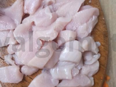 Kario padažas su pienu ir grietine bei vištienos filė Žingsnis 4