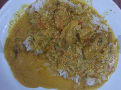 Kario padažas su pienu ir grietine bei vištienos filė pagrindine nuotrauka