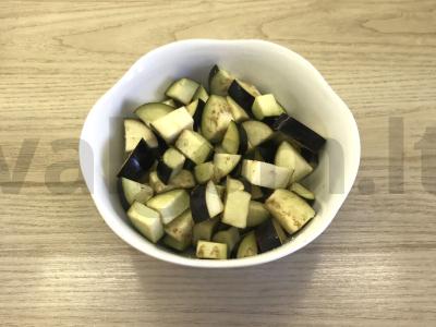 Salotas su baklažanais ir adygei sūriu Žingsnis 1