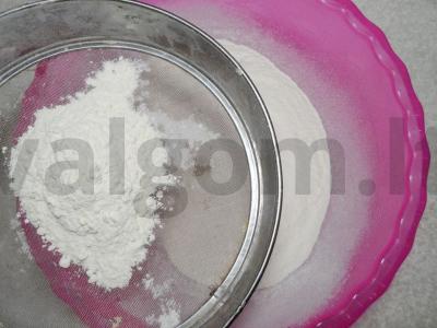 Galetė su konservuotomis kriaušėmis Žingsnis 1