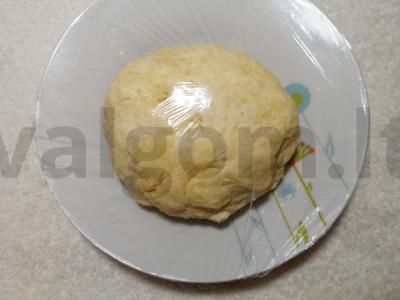 Galetė su konservuotomis kriaušėmis Žingsnis 2