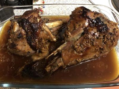 Kalakutienos blauzda su padažu pagrindine nuotrauka