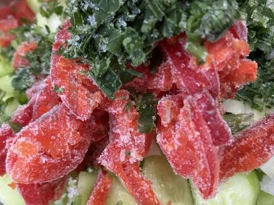 Salotas „Vasaros nuotaika“ su baltu svogūnu ir paprikomis Žingsnis 5