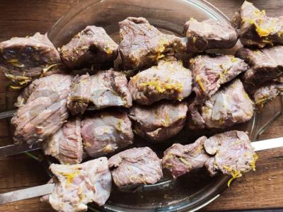 Jautienos šašlykas apelsinų, citrinų ir greipfrutų marinate pagrindine nuotrauka