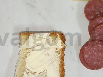 Karštas sumuštinis su saliami mikrobangų krosnelėje Žingsnis 1