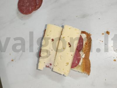 Karštas sumuštinis su saliami mikrobangų krosnelėje Žingsnis 2