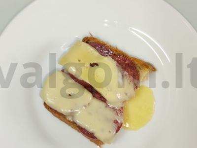 Karštas sumuštinis su saliami mikrobangų krosnelėje pagrindine nuotrauka