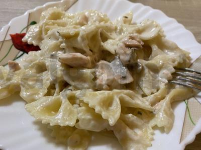 Makaronai su lašiša grietinėlės padaže pagrindine nuotrauka