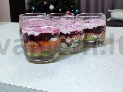 Salotas „Šubka po-carsky“ pagrindine nuotrauka