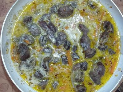 Kvapnūs troškinti vištienos skrandžiai grietinės padaže Žingsnis 3