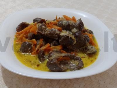 Kvapnūs troškinti vištienos skrandžiai grietinės padaže pagrindine nuotrauka