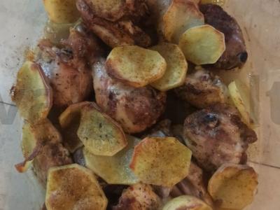 Vištiena su bulvėmis orkaitėje pagrindine nuotrauka