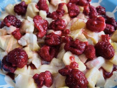 Vaisių salotos su avietėmis ir zefyro gabaliukais pagrindine nuotrauka