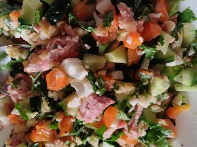 Tunas su lęšiais ir agurku pagrindine nuotrauka