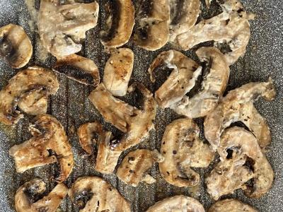 Grilyje kepti pievagrybiai su majonezu vakarienei pagrindine nuotrauka