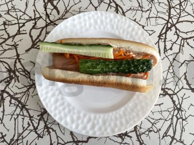 Karštas šuo su šviežiu agurku ir korėjietiška morkyte pagrindine nuotrauka