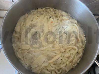 Namų sotūs makaronai iš minimalaus ingredientų kiekio pagrindine nuotrauka