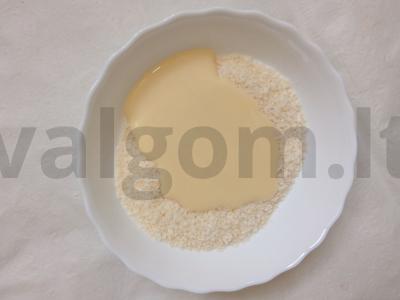 Namų saldainiai iš kondensuoto pieno, kokosų drožlių ir lazdyno riešutų Žingsnis 1