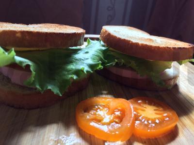 Kalakutienos kumpio ir sūrio sumuštinis pagrindine nuotrauka