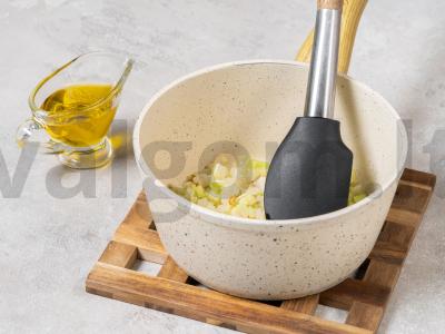 Aromatingas žuvies sriuba su pomidorais Žingsnis 1